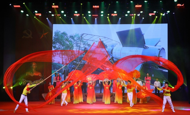Chương trình biểu diễn văn nghệ tại lễ kỷ niệm 50 năm Chiến thắng Hà Nội - Điện Biên Phủ trên không. 