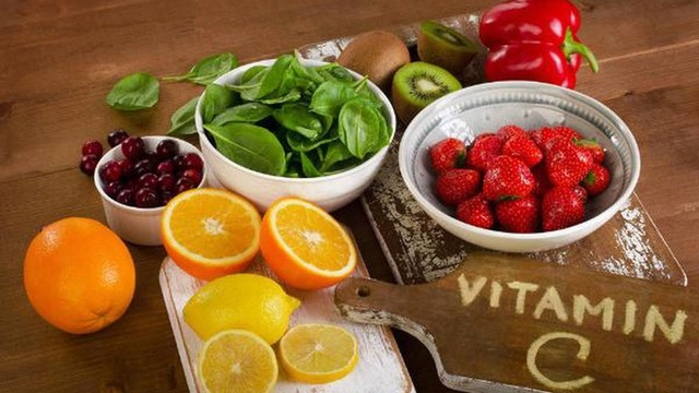 Một số loại trái cây, rau củ giàu vitamin C bạn nên bổ sung vào thực đơn hàng ngày.