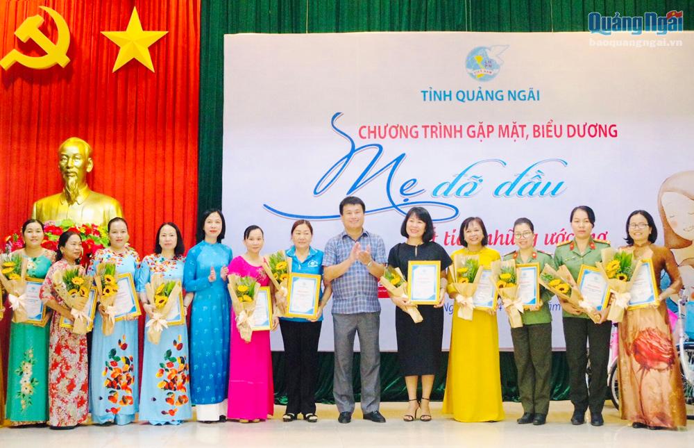 Phó Bí thư Thường trực Tỉnh ủy, Trưởng đoàn ĐBQH tỉnh Đặng Ngọc Huy biểu dương các tập thể, cá nhân tiêu biểu trong thực hiện chương trình 