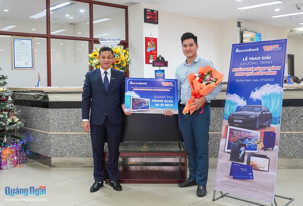 Giám đốc Sacombank Quảng Ngãi trao giải Nhất chương trình khuyến mãi cho anh Lê Quang Lập (phường Nghĩa Lộ, TP.Quảng Ngãi).
