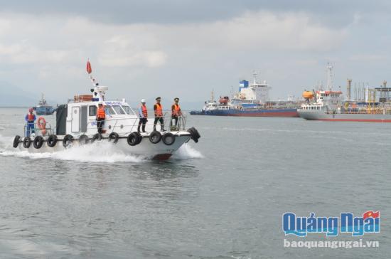 Lực  lượng biên phòng phối hợp NMLD Dung Quất tuần tra bảo vệ cảng xuất sản phẩm.