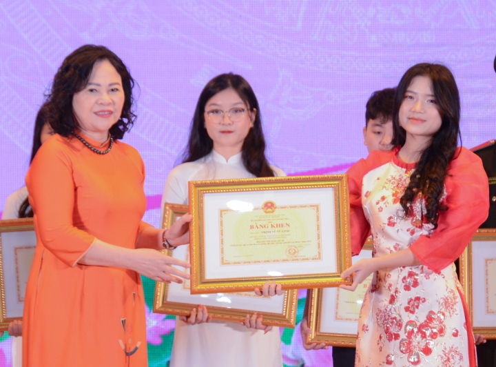 Thứ trưởng Ngô Thị Minh (trái) trao giải nhất cho em Trịnh Vũ Tú Linh, học sinh lớp 9A11, trường THCS Ngô Quyền (Hải Phòng).