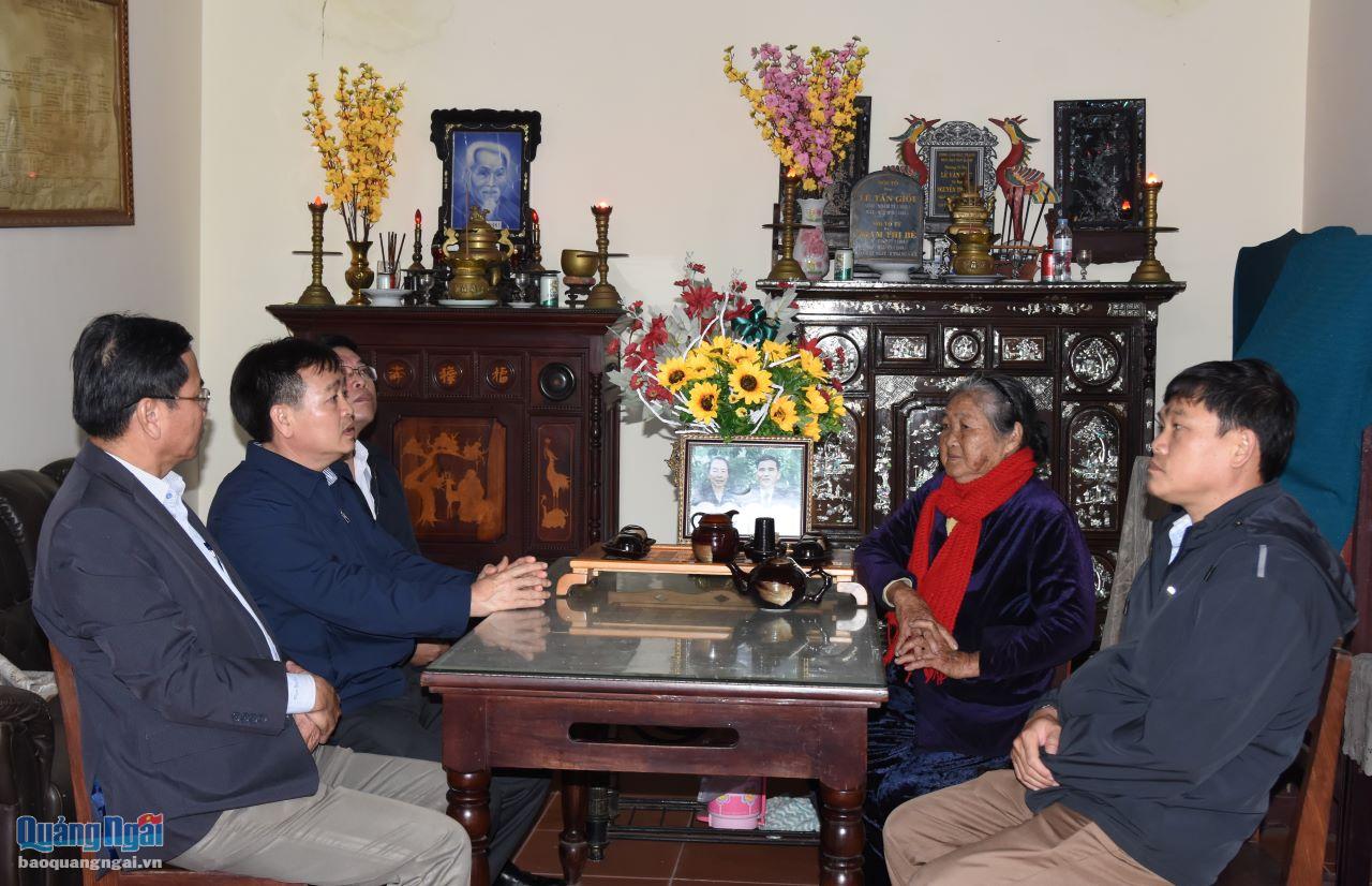Tại các gia đình đến thăm, thay mặt lãnh đạo tỉnh, Phó Chủ tịch Thường trực HĐND tỉnh Nguyễn Cao Phúc đã ân cần thăm hỏi và tặng quà Tết. 