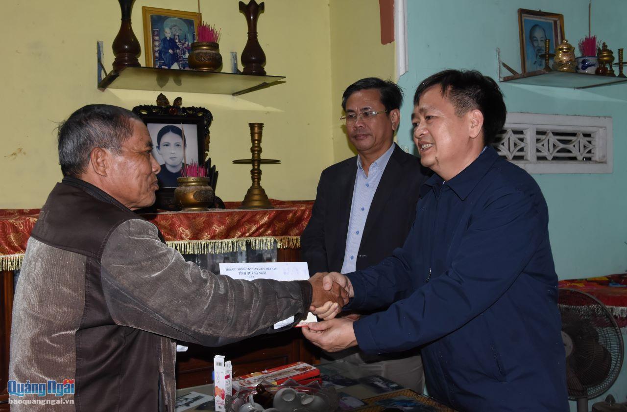 Phó Chủ tịch Thường trực HĐND tỉnh Nguyễn Cao Phúc thăm hỏi gia đình thương binh Lê Minh Tề.
