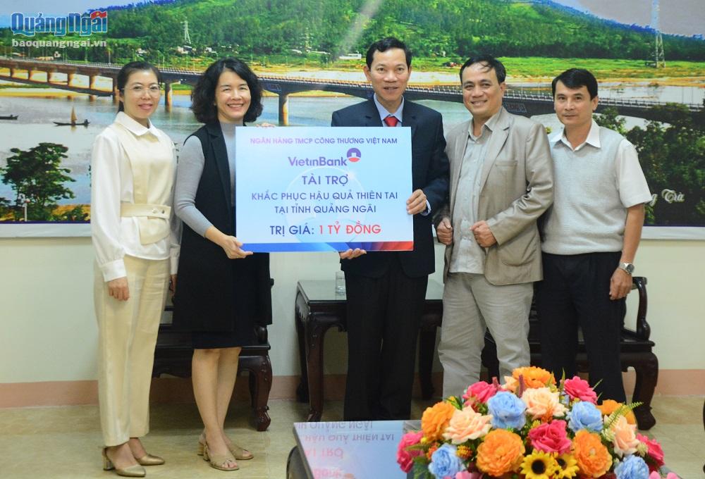 Lãnh đạo Ngân hàng Vietinbank Quảng Ngãi trao 1 tỷ đồng hỗ trợ cho hộ nghèo.