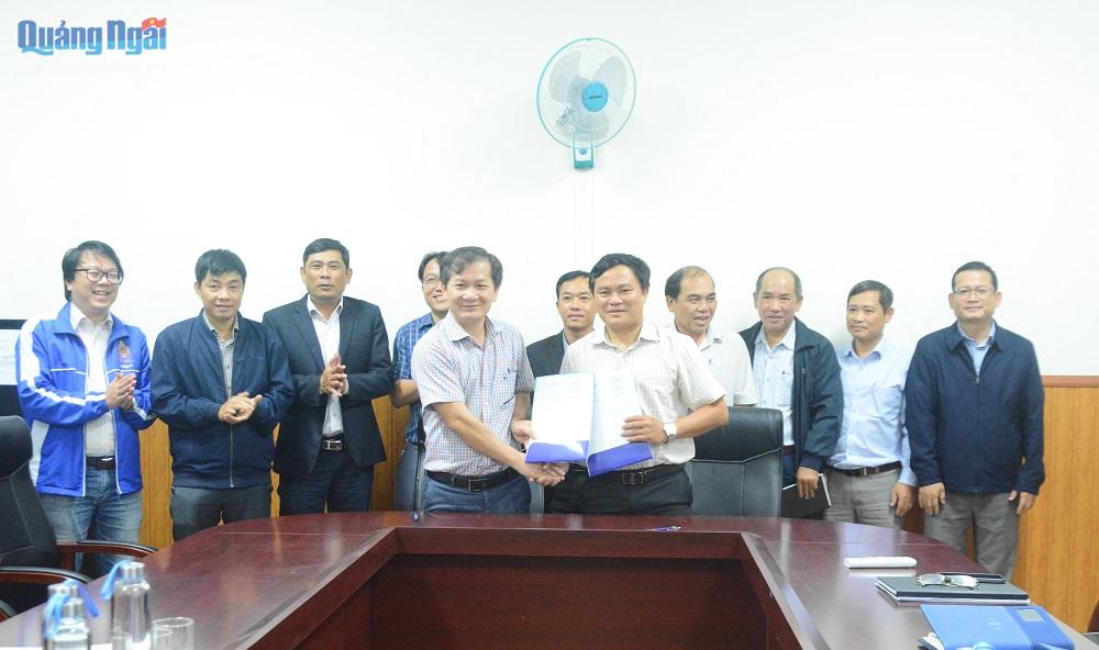 Tổng Biên tập Báo Quảng Ngãi Nguyễn Phú Đức và Giám đốc Sở NN&PTNT Hồ Trọng Phương ký kết phối hợp tuyên truyền.