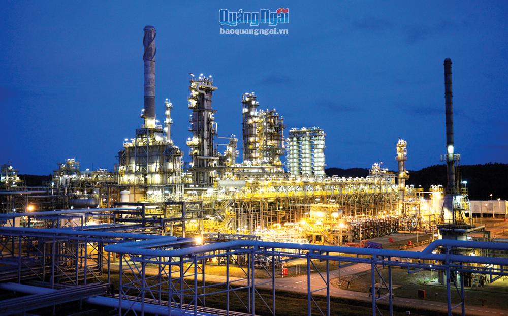 Nhà máy Lọc dầu Dung Quất đóng góp rất lớn vào sự phát triển kinh tế của tỉnh.  ẢNH: BSR
