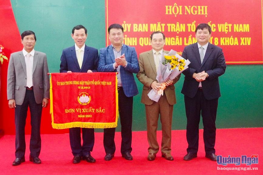 Phó Bí thư Thường trực Tỉnh ủy, Trưởng đoàn ĐBQH tỉnh Đặng Ngọc Huy tặng Cờ thi đua Đơn vị xuất sắc năm 2022 của Ủy ban Trung ương MTTQ Việt Nam cho Ủy ban MTTQ Việt Nam tỉnh.