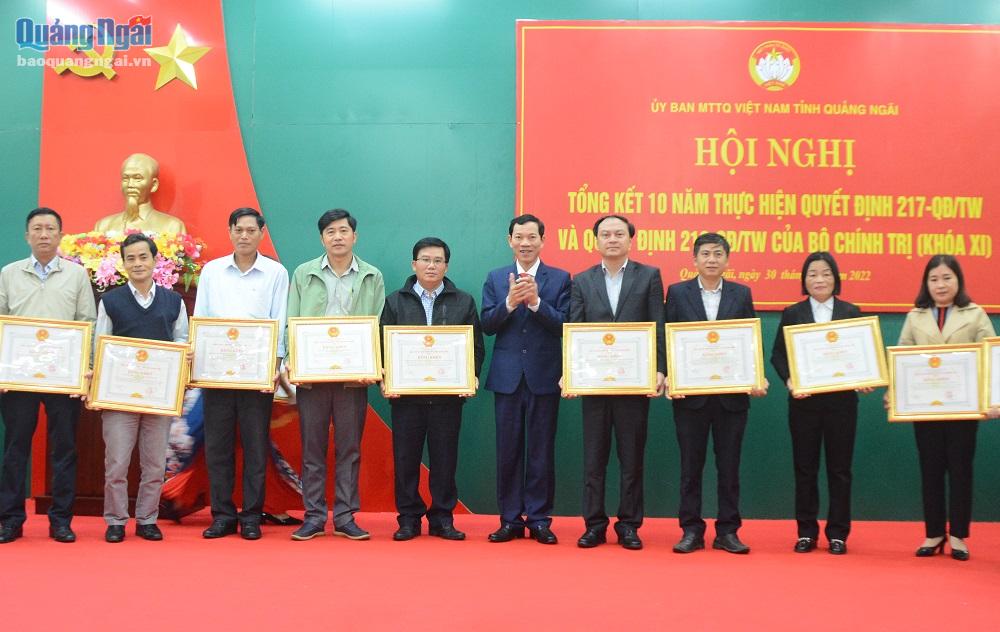 Trưởng ban Dân vận Tỉnh ủy, Chủ tịch Ủy ban MTTQ Việt Nam tỉnh Võ Thanh An trao Bằng khen của UBND tỉnh cho các tập thể. 