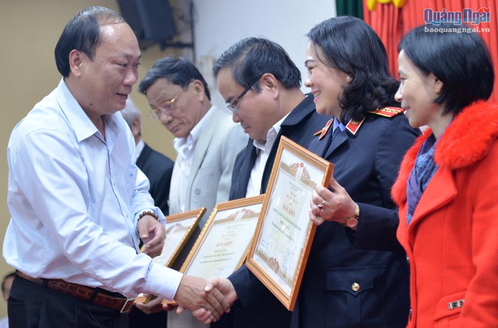 Các tập thể đón nhận Bằng khen của Chủ tịch Hội Luật gia Việt Nam.