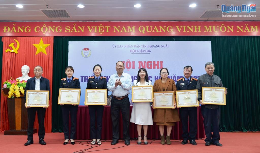 Các cá nhân đón nhận Bằng khen của Chủ tịch Hội Luật gia Việt Nam.