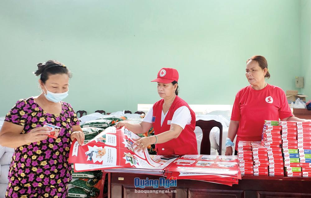 Các tình nguyện viên chữ thập đỏ tham gia cấp phát vật dụng cho người dân trong các chương trình, dự án cứu trợ.   Ảnh: Mỹ Hân