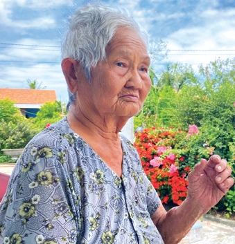 Mẹ Việt Nam Anh hùng Đặng Thị Giỏi chia sẻ những ký ức về chồng, con của mình.     ẢNH: X.HIẾU