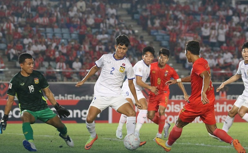 Đội tuyển Lào (áo trắng) suýt chút nữa đã giành chiến thắng trước Myanmar.