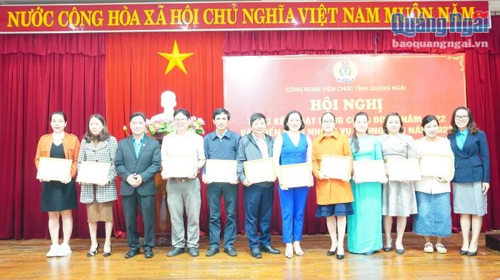 Chủ tịch Công đoàn Viên chức tỉnh Võ Hùng Cường tặng giấy khen cho các tập thể và cá nhân đạt thành tích xuất sắc trong phong trào công nhân lao động và hoạt động công đoàn năm 2022.