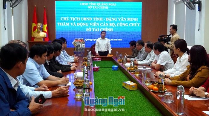 Chủ tịch UBND tỉnh Đặng Văn Minh thăm và động viên cán bộ, công chức Sở Tài chính.