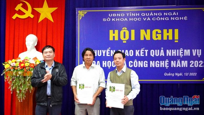 Giám đốc Sở KH&CN tỉnh Nguyễn Văn Thành trao hồ sơ các đề tài, nhiệm vụ khoa học và công nghệ cho các đơn vị tiếp nhận.