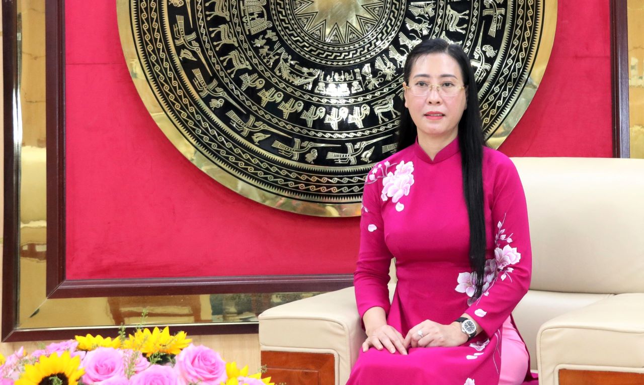 Video: Bí thư Tỉnh ủy Bùi Thị Quỳnh Vân trao đổi đầu xuân với Báo Quảng Ngãi điện tử