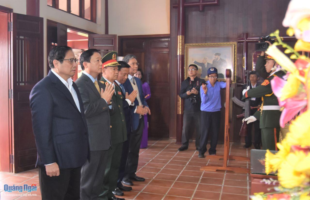 Thủ tướng Phạm Minh Chính cùng các thành viên trong Đoàn công tác và lãnh đạo tỉnh dân hương và dành một phút tưởng niệm Thủ tướng Phạm Văn Đồng.