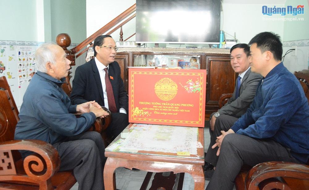 Phó Chủ tịch Quốc hội Trần Quang Phương thăm, chúc Tết thương binh Nguyễn Đức Hồng.