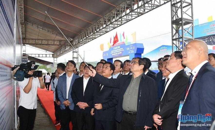 Thủ tướng Phạm Minh Chính cùng đoàn công tác nghe báo cáo về công tác giải phóng mặt bằng dự án cao tốc Bắc - Nam.
