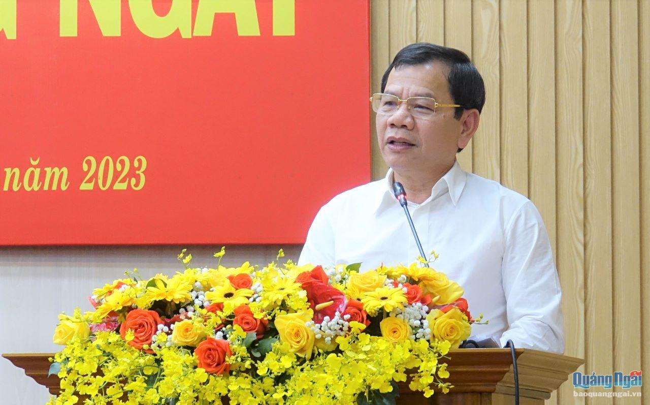 Chủ tịch UBND tỉnh Đặng Văn Minh báo cáo tình hình kinh tế - xã hội của tỉnh Quàng Ngãi trong năm 2022 và định hướng trong thời gian đến.