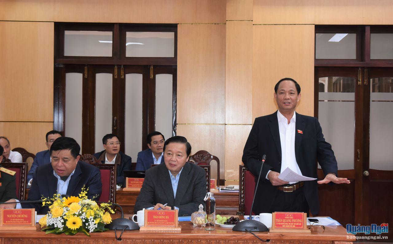 Thượng tướng Trần Quang Phương, Phó Chủ tịch Quốc hội trao đổi tại buổi làm việc.