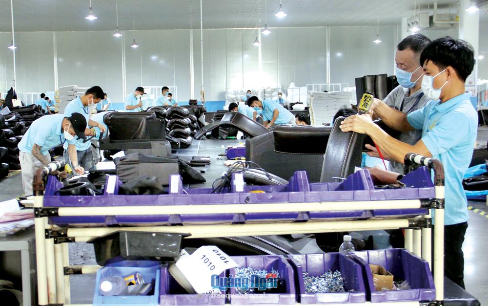 Hoạt động sản xuất tại Công ty Happy Furniture Việt Nam (KCN VSIP Quảng Ngãi).