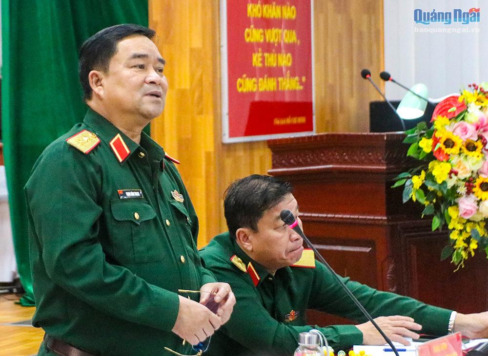 Trung tướng Trịnh Đình Thạch, Bí thư Đảng ủy, Chính ủy Quân khu 5 phát biểu tại buổi gặp mặt.