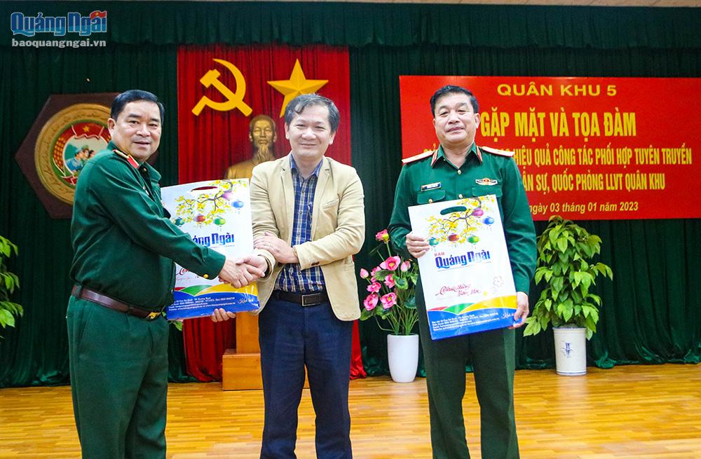 Tại buổi gặp mặt, Tổng biên tập Báo Quảng Ngãi Nguyễn Phú Đức cũng trao tặng ấn phẩm báo Xuân Tân Mão 2023 cho đại diện Quân khu 5.