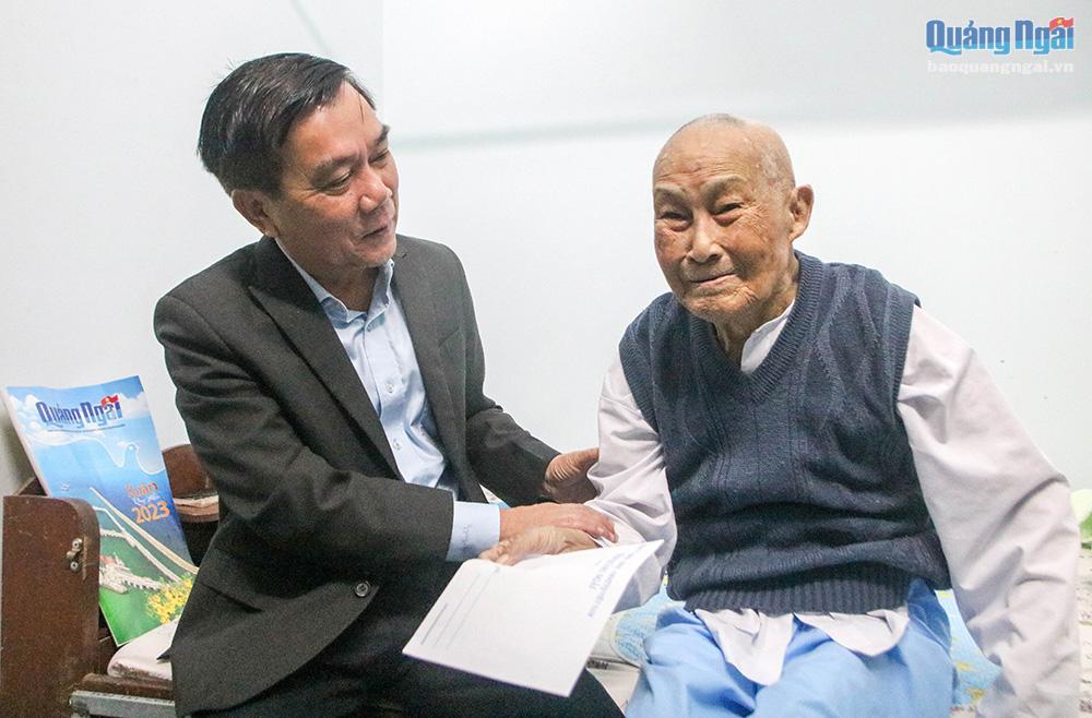 Phó Chủ tịch HĐND tỉnh Nguyễn Tấn Đức thăm, tặng quà Tết cho cụ Nguyễn Thanh Khải (104 tuổi), cán bộ tiền khởi nghĩa.