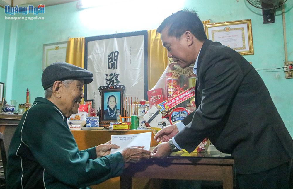 Thăm, tặng quà Tết cho cụ Tôn Ngọc Lưu (94 tuổi), cán bộ tiền khởi nghĩa.
