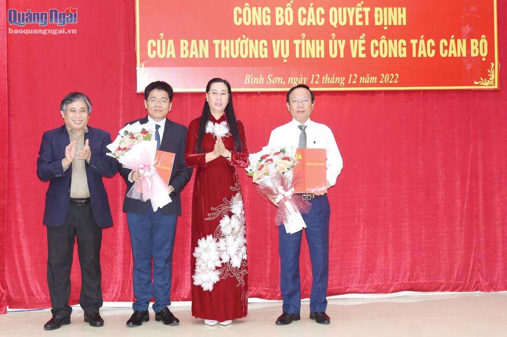 Ủy viên Trung ương Đảng, Bí thư Tỉnh ủy, Chủ tịch HĐND tỉnh Bùi Thị Quỳnh Vân và Trưởng ban Tổ chức Tỉnh ủy Lữ Ngọc Bình trao các quyết định về công tác cán bộ. 