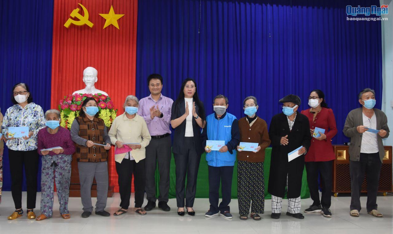 Đây là 200 suất quà Tết do cá nhân Bí thư Tỉnh ủy, Chủ tịch HĐND tỉnh Bùi Thị Quỳnh Vân trao tặng cho các hộ gia đình khó khăn ở phường Trần Phú.