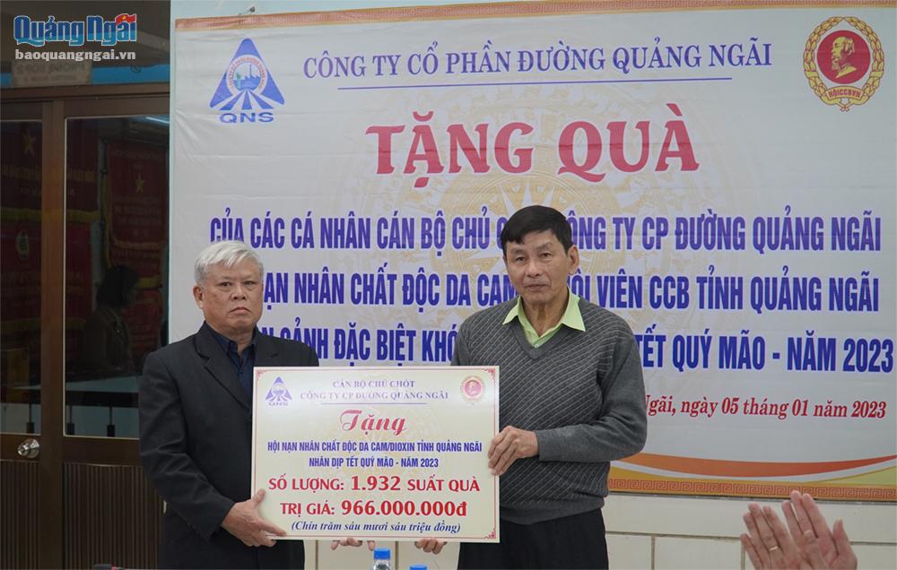 Tổng Giám đốc Công ty CP Đường Quảng Ngãi Võ Thành Đàng trao bảng tượng trưng cho Hội Nạn nhân chất độc da cam/dioxin.