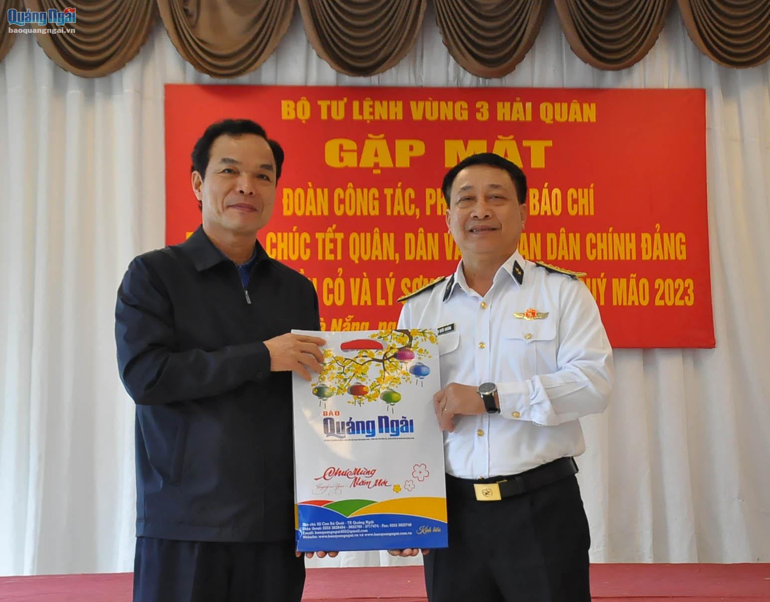           Trưởng Ban Tuyên giáo Tỉnh ủy Đặng Ngọc Dũng tặng ấn phẩm báo Xuân Quý Mão 2023 của Báo Quảng Ngãi cho thủ trưởng Bộ Tư lệnh Vùng 3 Hải quân.