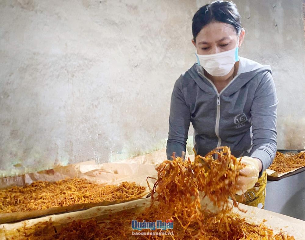  Mỗi ngày, cơ sở của chị Hoàng Thị Huệ ở phường Nghĩa Chánh (TP.Quảng Ngãi) làm được 20kg bò khô để phục vụ khách hàng.  