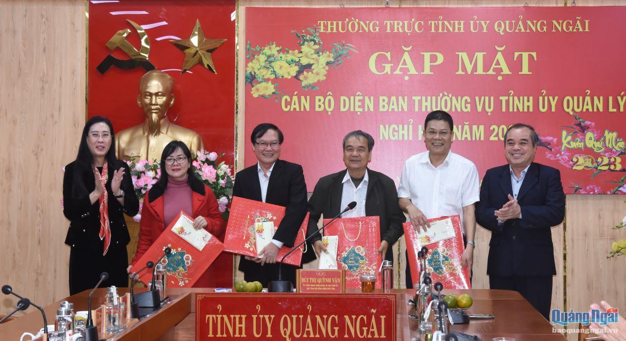 Ủy viên Trung ương Đảng, Bí thư Tỉnh ủy, Chủ tịch HĐND tỉnh Bùi Thị Quỳnh Vân và Phó Chủ tịch Thường trực UBND tỉnh  Trần Hoàng  Tuấn tặng quà Tết cho các cán bộ nghỉ hưu năm 2022.