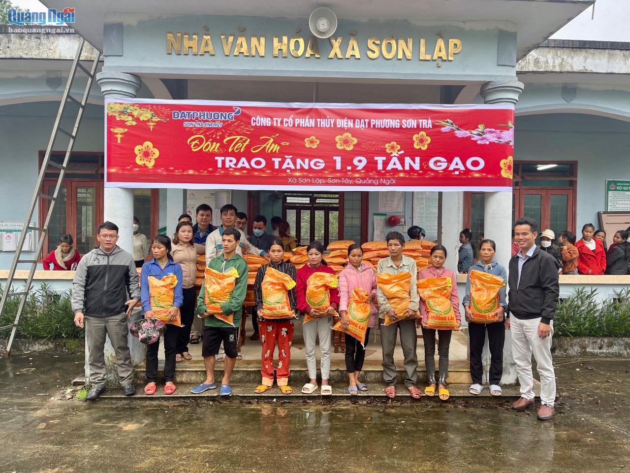 Tặng 5,6 tấn gạo giúp người dân Sơn Tây, Sơn Hà