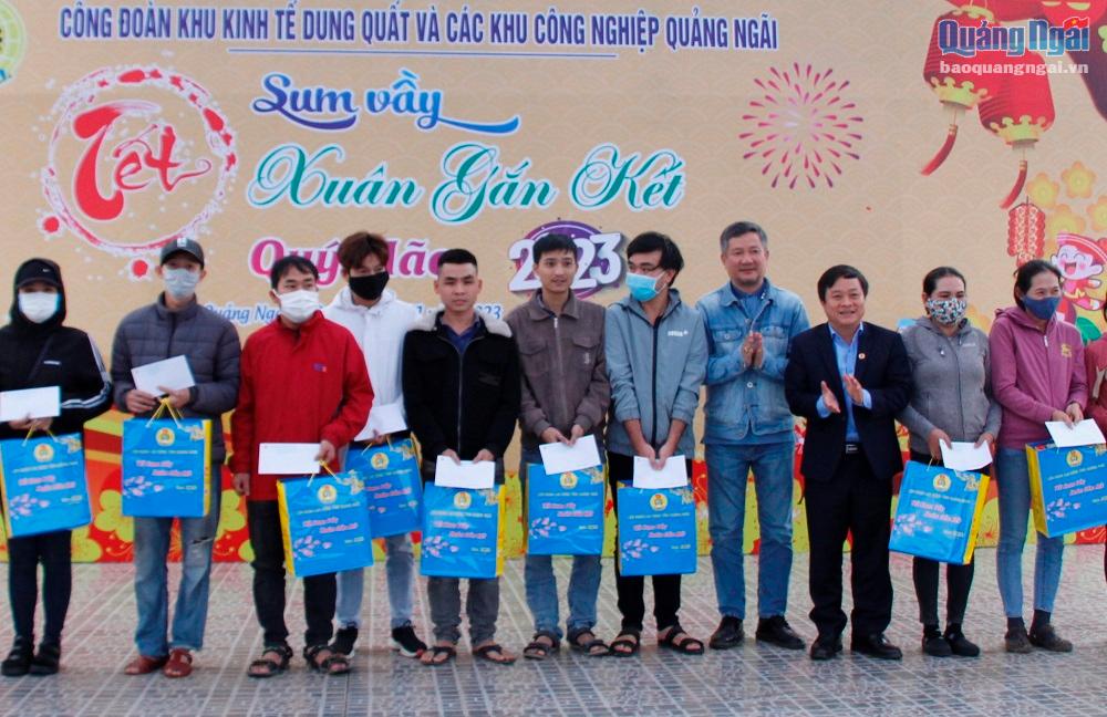 Chủ tịch LĐLĐ tỉnh Nguyễn Phúc Nhân tặng quà các đoàn viên.