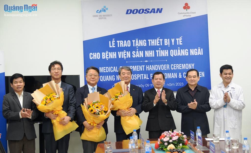 Tặng hoa cảm ơn đại diện Công ty TNHH Công nghiệp nặng Doosan, Bệnh viện Đại học Chung Ang (Hàn Quốc) và Tổ chức Community Chest of Korea.