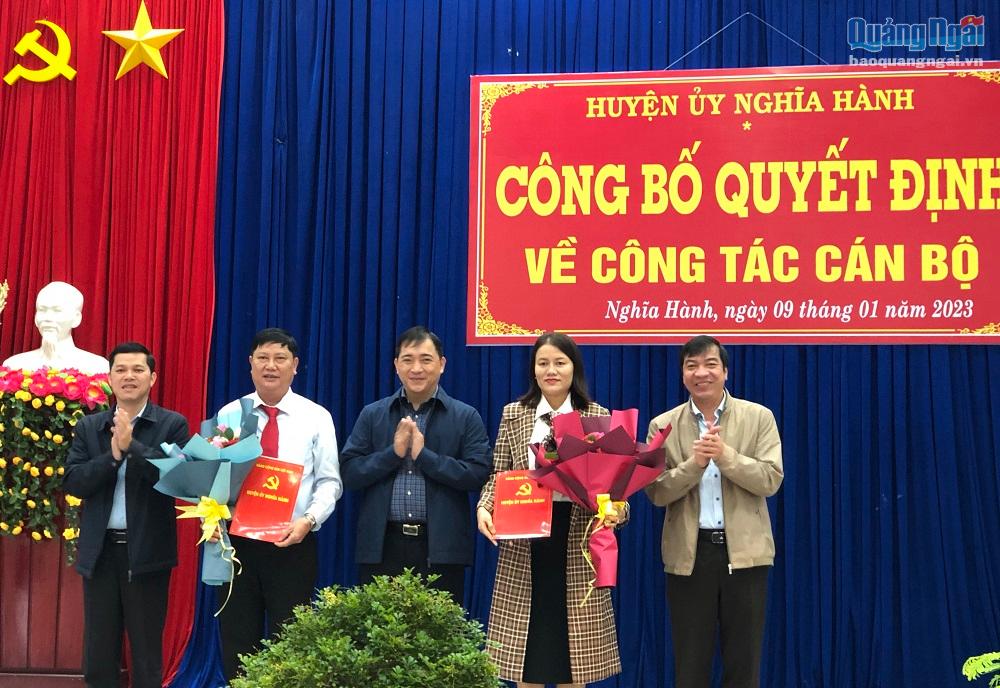 Thường trực Huyện ủy Nghĩa Hành trao các Quyết định của Ban Thường vụ Tỉnh ủy cho đồng chí Nguyễn Minh Tâm và Cao Thị Hạnh.