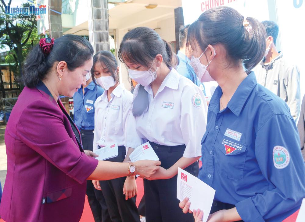 Phó Bí thư Tỉnh ủy Đinh Thị Hồng Minh trao học bổng cho học sinh nghèo vượt khó tại huyện Sơn Hà.                    Ảnh: Thanh Nhàn