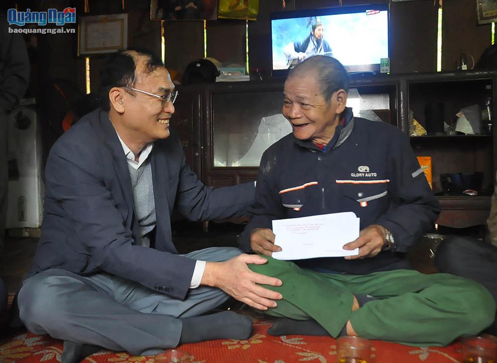 Chủ nhiệm Ủy ban Kiểm tra Tỉnh ủy Võ Văn Quỳnh tặng quà Tết cho ông Đinh Văn Hoanh.