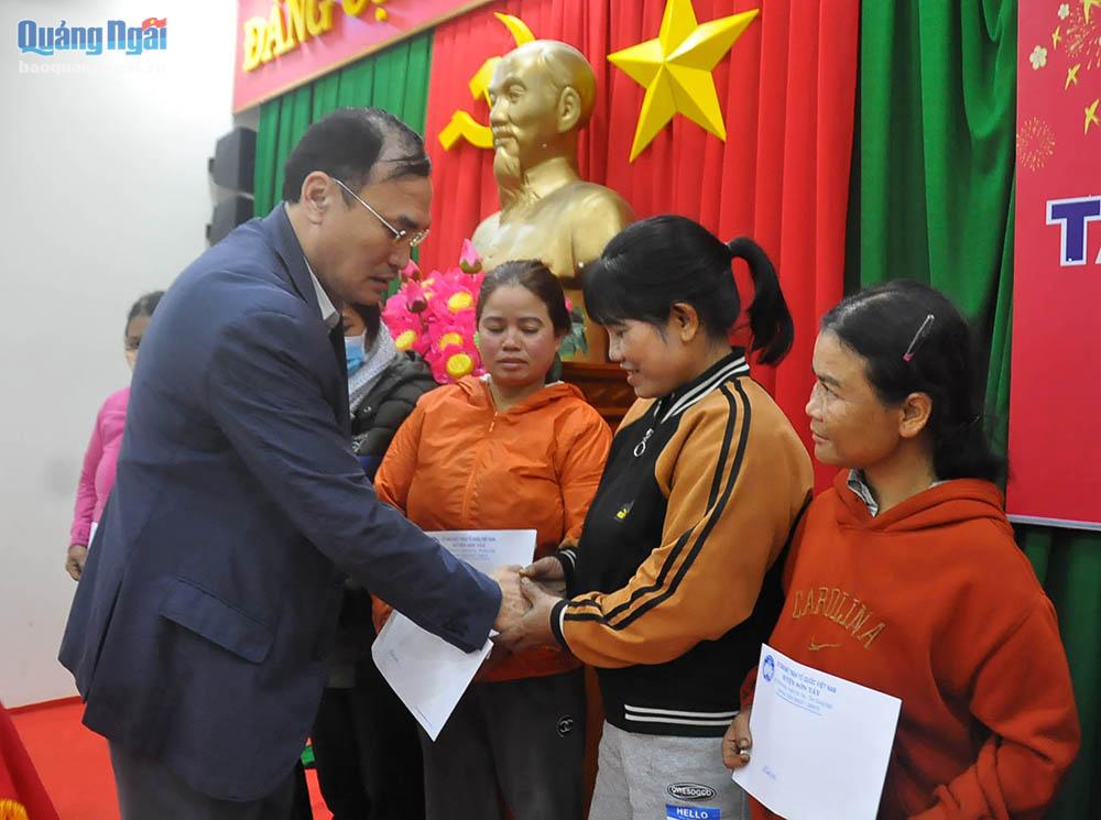 Chủ nhiệm Ủy ban Kiểm tra Tỉnh ủy Võ Văn Quỳnh trao quà Tết cho các hộ nghèo xã Sơn Dung.