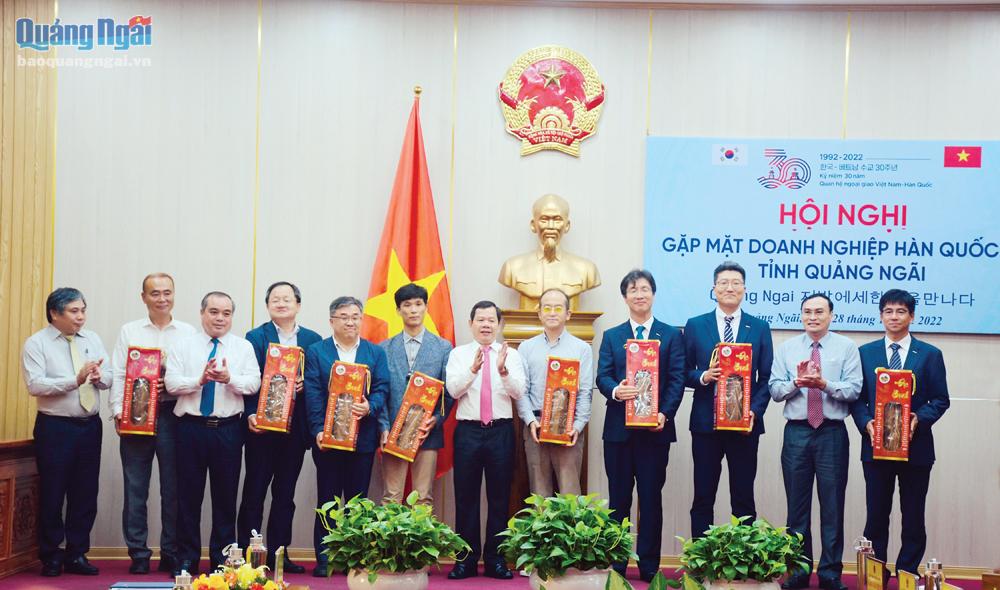 Các đồng chí lãnh đạo tỉnh gặp mặt, tặng quà lưu niệm cho các doanh nghiệp Hàn Quốc tại Quảng Ngãi nhân kỷ niệm 30 năm thiết lập quan hệ ngoại giao Việt Nam - Hàn Quốc.       Ảnh: ÁNH NGUYỆT