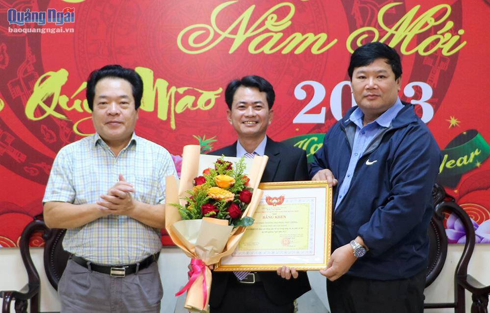 Trao tặng bằng khen của Ủy ban MTTQ Việt Nam tỉnh cho đơn vị tài trợ về thành tích tham gia đóng góp, hỗ trợ trong công tác an sinh xã hội trên địa bàn tỉnh.