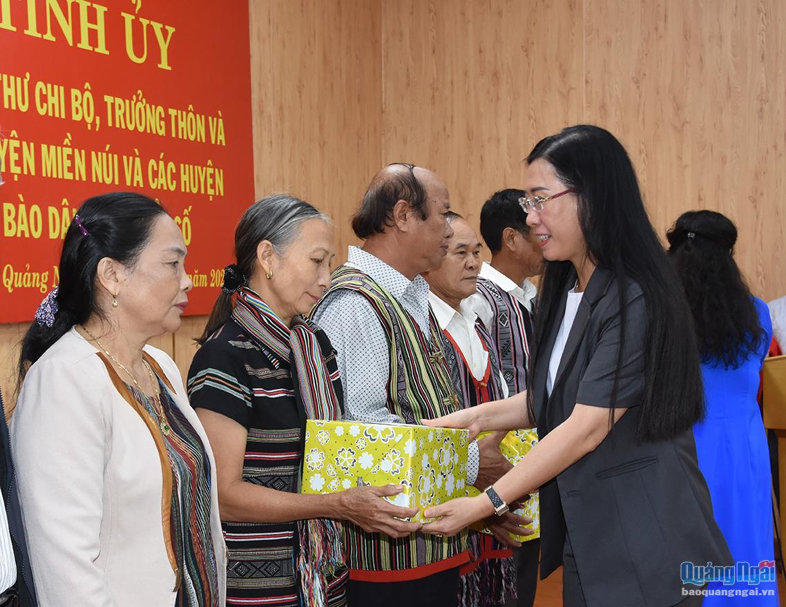 Ủy viên trung Đảng, Bí thư Tỉnh ủy, Chủ tịch HĐND tỉnh Bùi Thị Quỳnh Vân tặng quà cho người có uy tín.   Ảnh TL
