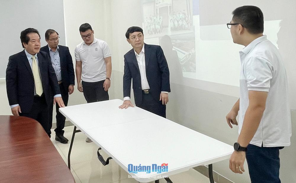 Đại diện Công ty TNHH GESIN Việt Nam (KCN VSIP Quảng Ngãi) giới thiệu sản phẩm giường xếp phục vụ xuất khẩu sang Mỹ.