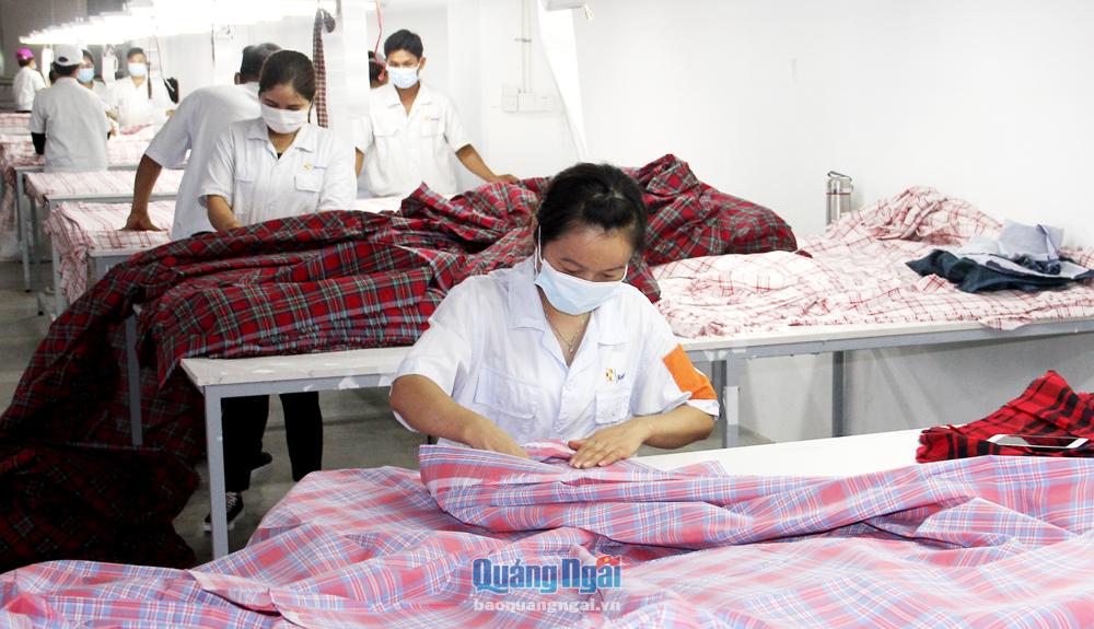  Sản xuất vải tại Công ty TNHH Tân Mahang Việt Nam (KCN VSIP Quảng Ngãi).